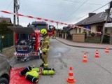 Pożar domu w powiecie wielickim. Podczas akcji na strażaku z OSP zapaliło się ubranie