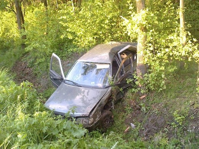 Peugeot uderzył w drzewo. Kierowca uciekł.
