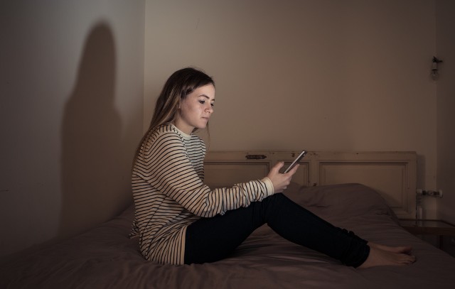 Śledzenie godzinami mediów społecznościowych lub nałogowe granie na telefonie komórkowym wywiera negatywny wpływ na psychikę i zachowanie dzieci i młodzieży
