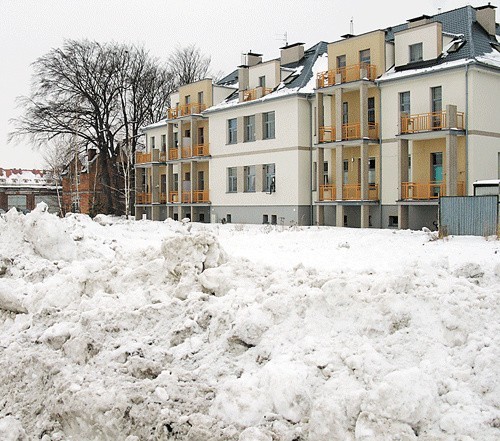 Śnieg zwieziony przed blok na ulicy Kujawskiej 3. 