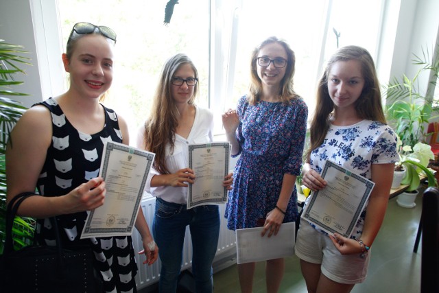 Kasia, Gosia, Karolina i Oliwia odebrały świadectwa w II LO w Opolu.