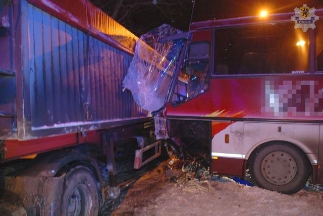 Kierowca autobusu oraz 14-letnia pasażerka zostali przetransportowani do wejherowskiego szpitala.