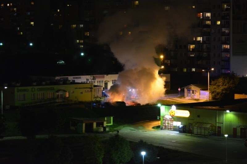 W Kielcach w nocy płonął samochód (zdjęcia)