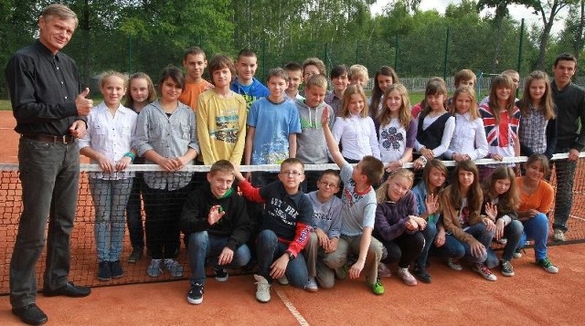Szóstoklasiści z Ćmińska pozowali do zdjęcia na tle wspaniałego kortu tenisowego z którego będą mogli korzystać już od 1 czerwca.