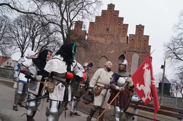 W Inowrocławiu obchodzono 695. rocznicę procesu polsko-krzyżackiego o Pomorze. Z tej okazji w kościele farnym pod wezwaniem Świętego Mikołaja, gdzie według przekazów miał się odbywać sąd nad Krzyżakami, odprawiona została msza św. a po niej proboszcz parafii, ks. Romuald Drążkowski razem z Magdaleną Basińską, prezesem Inowrocławskiego Klubu Dyskusyjnego odsłonili tablicę upamiętniającą wydarzenia sprzed prawie siedmiuset lat. Z kościoła uczestnicy mszy - orkiestra górnicza, rycerze polscy i krzyżaccy liczne poczty sztandarowe szkół powiatu inowrocławskiego, młodzież i zaproszeni goście - ruszyli ulicami miasta do Muzeum im. Jana Kasprowicza. Na dziedzińcu placówki odbył się turniej rycerski, a następnie, już w muzeum, konferencja popularno - naukowa dotycząca procesu.  