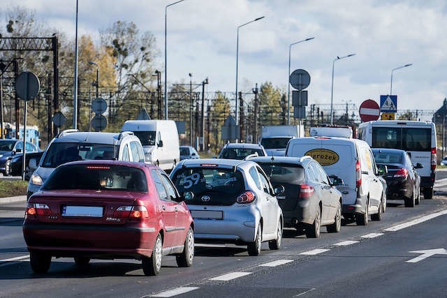 Ruch na przejeździe kolejowym przy ulicy Inwalidów jest spory. Tę trasę codziennie pokonuje kilka tysięcy aut