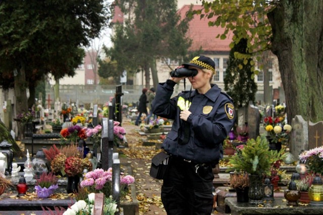 Straż Miejska w Tczewie patroluje cmentarze. Pomocą funkcjonariuszom formacji służy noktowizor.