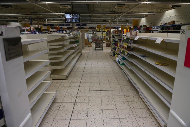 Tesco zamyka kolejne sklepy i zwalnia pracowników