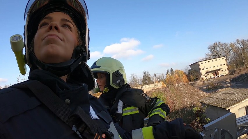 W wozie bujało we wszystkie strony, a wciąż wyjąca syrena...