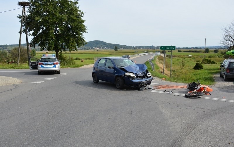 Wypadek w Bziance. 22-letni kierujący jednośladem poważnie ranny. 72-letni kierowca fiata nie udzielił pierwszeństwa [ZDJĘCIA]