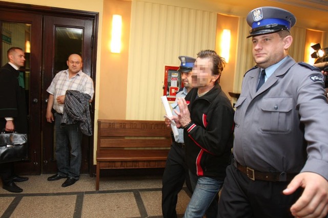 Krzysztof B., zwany przez media polskim Fritzlem, wprowadzany przez policjantów na swoją pierwszą rozprawę.
