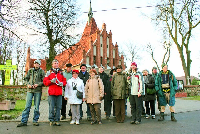 Uczestnicy wycieczki „Wędrownika” przed gotyckim kościołem w...