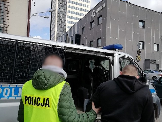Policjanci zatrzymali po pościgu 30-letniego recydywistę, który obrabował lombard przy ul. Rzgowskiej w Łodzi na Górnej.
