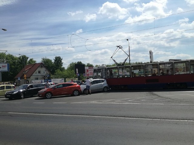 Nasi Czytelnicy poinformowali nas o groźnie wyglądającej kolizji przy skrzyżowaniu ulic Fordońskiej i Fabrycznej w Bydgoszczy. Zderzył się tam tramwaj z samochodem osobowym.>> Najświeższe informacje z regionu, zdjęcia, wideo tylko na www.pomorska.pl 