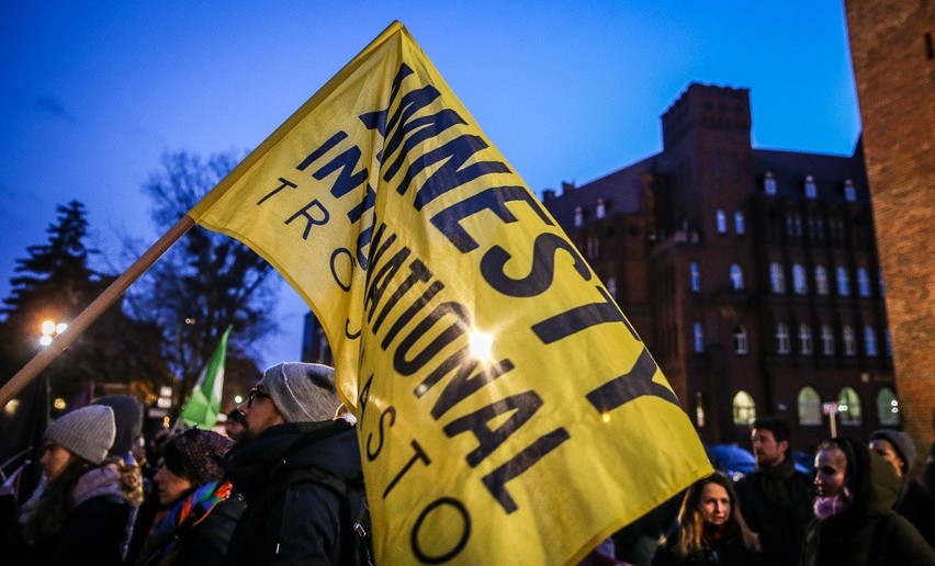 „Dość rasizmu i faszyzmu”. Demonstracja pod Złotą Bramą w Gdańsku [zdjęcia, wideo]