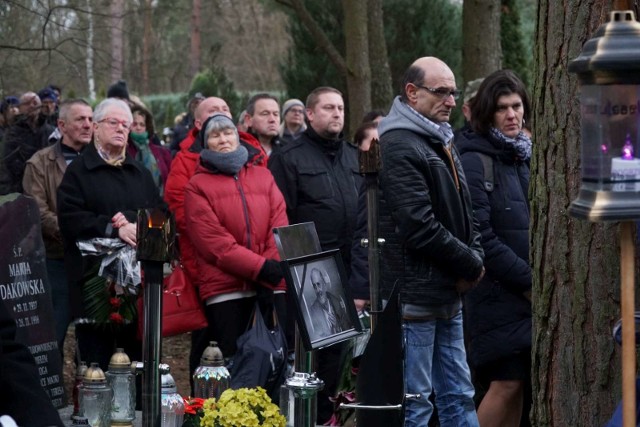 Tomasz Sadowski zmarł 29 grudnia. Podczas pogrzebu na Miłostowie, który odbył się w środę, 8 stycznia, żegnały go tłumy poznaniaków, w tym osób, którym pomógł prowadząc Fundację Barka. Zobacz więcej zdjęć z pogrzebu --->