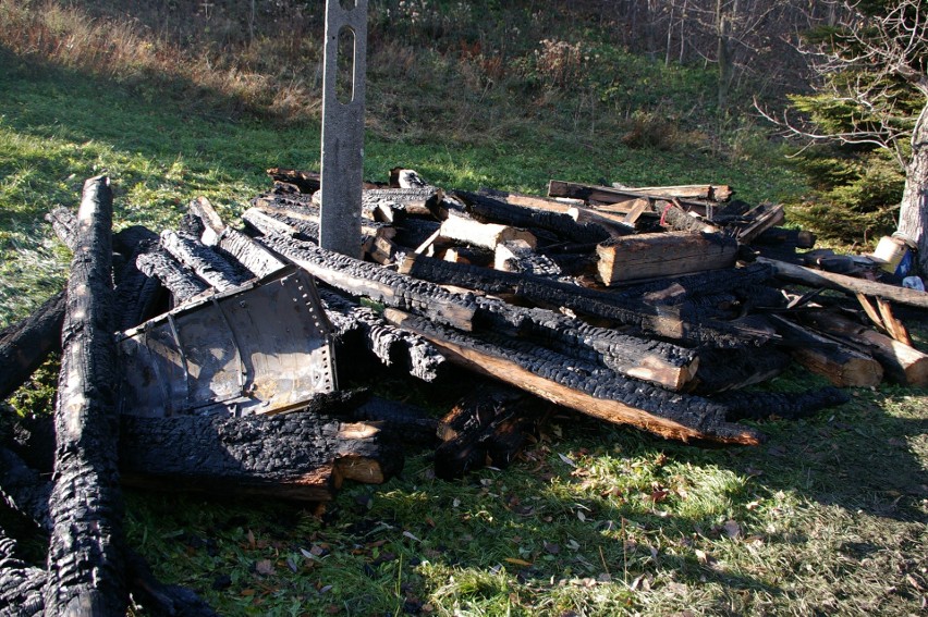 Dramatyczny pożar w Bystrej koło Gorlic. W ogniu zginęło dwóch mężczyzn. Ciała w zgliszczach znaleźli strażacy