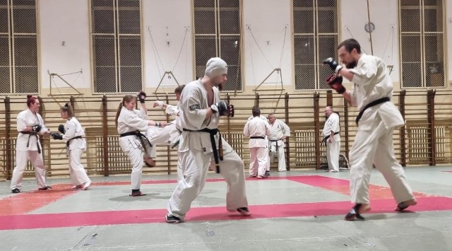 Sukcesy na mistrzowskich imprezach wykuwa się podczas codziennych treningów - na zdjęciu reprezentanci Krakowskiego Klubu Karate Kyokushin