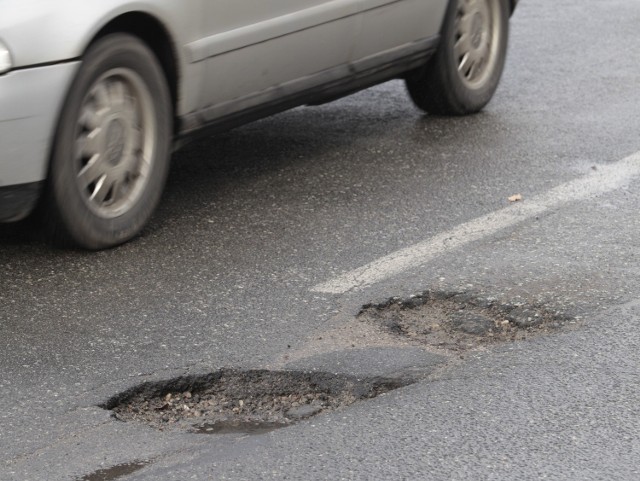 Tak wygląda ulica Szarych Szeregów w Opolu. Na takich dziurach można zniszczyć felgę.