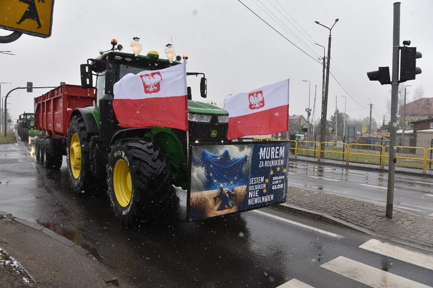 W Toruniu i okolicy trwały protesty rolników. blokowali...