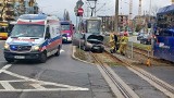 Wypadek na ul. Ślężnej we Wrocławiu. Tramwaj zderzył się z samochodem osobowym. Kierowca zawracał w niedozwolonym miejscu