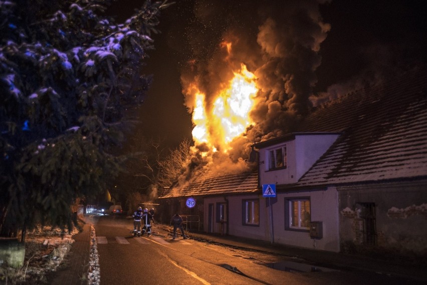 Strażacy zgłoszenie do pożaru odebrali w godzinach...