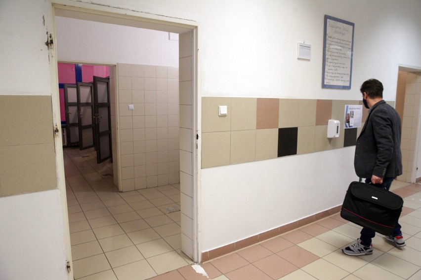 Szkoła Podstawowa nr 51 w Lublinie. W toaletach zdjęto drzwi, bo w środku grasują wandale