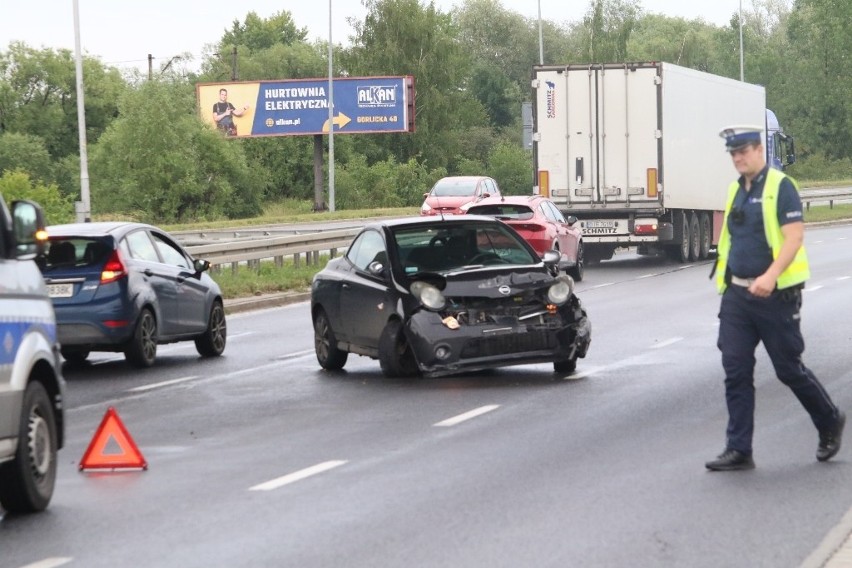 Wypadek na al. Sobieskiego we Wrocławiu. Samochód roztrzaskał się o bariery energochłonne [ZDJĘCIA]