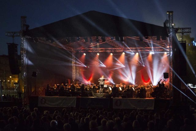 Plenerowy koncert „Sierpniowe przełomy"1 września na placu Solidarności w Szczecinie będzie można wysłuchać koncertu „Sierpniowe przełomy”.  To plenerowe, muzyczne wydarzenie przyciąga za każdym razem olbrzymią liczbę widzów, którzy w urzekającej atmosferze letniego wieczoru słuchają lubianych kompozycji znanych z najsłynniejszych dzieł polskiej kinematografii.Koncert, 1 września, pl. Solidarności, godz. 20, wstęp wolny.