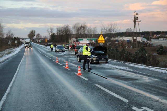 65-letni kierowca w szpitalu. Policja wyjaśnia co stało się na drodze w podbydgoskim Zamościu