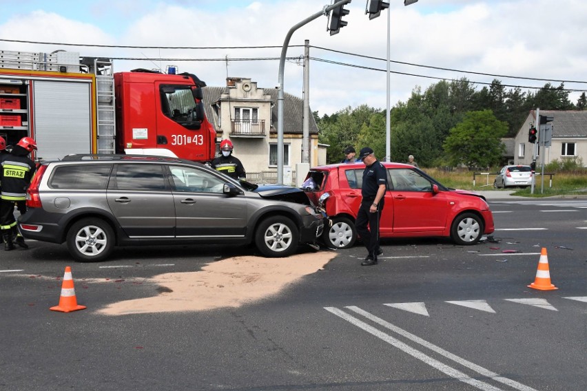 Wypadek w Dąbrowie pod Kielcami. Zderzyły się trzy samochody, kobieta w szpitalu [WIDEO, ZDJĘCIA]