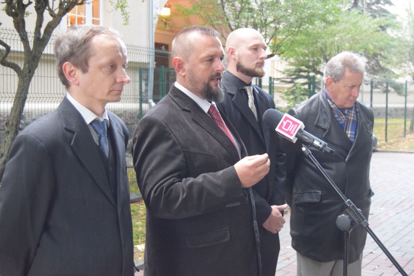 Członkowie komitetu Marcina Bedki (drugi z lewej) na...