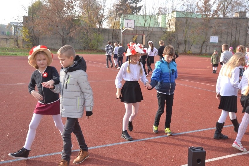 W Szkole Podstawowej nr 5 w Lipnie uczniowie zatańczyli poloneza i wspólnie zaśpiewali hymn [zdjęcia]