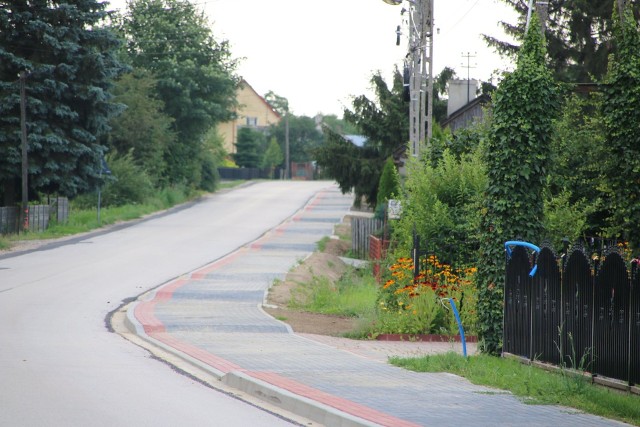 We wtorek, 21 lipca oficjalnie odebrano i oddano do użytku nowy odcinek drogi powiatowej w Podchojnach - chodnika o długości 1 kilometr 222 metry. Koszt inwestycji to ponad 890 tysięcy złotych. W odbiorze uczestniczyli starosta Paweł Faryna, wicestarosta Maria Barańska wraz z radnym powiatowym Tomaszem Kwietniem.We wtorek, 21 lipca starosta jędrzejowski Paweł Faryna i wicestarosta Maria Barańska wraz z radnym powiatu jędrzejowskiego Tomaszem Kwietniem uczestniczyli w oficjalnym odbiorze zadania pod nazwą: "Przebudowa drogi powiatowej w miejscowości Podchojny". Prace polegały na wykonaniu chodnika od strony drogi wojewódzkiej.Zakres robót obejmował:- roboty rozbiórkowe i przygotowawcze,- roboty ziemne i podbudowa,- elementy chodnika,- roboty wykończeniowe.Całkowity koszt zadania to ponad 890 tysięcy złotych.W Podchojnach powstał chodnik o długości 1 kilometr 222 metry.Wykonawca zadania to firma: Usługi Remontowo-Budowlane "BUDYNK" Łukasz Smardzewski.W odbiorze uczestniczyli również: zastępca dyrektora Zarządu Dróg Powiatowych w Jędrzejowie Dariusz Adamek, inspektor nadzoru Sebastian Wawrzeńczyk, Monika Łabuda z Zarządu Dróg Powiatowych oraz przedstawiciel wykonawcy.>>>>Zobaczcie na kolejnych slajdach jak prezentuje się nowa droga