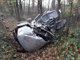 Wypadek w Skierniewicach. Samochód złamał się na pół po uderzeniu w drzewo. Kierowca w ciężkim stanie