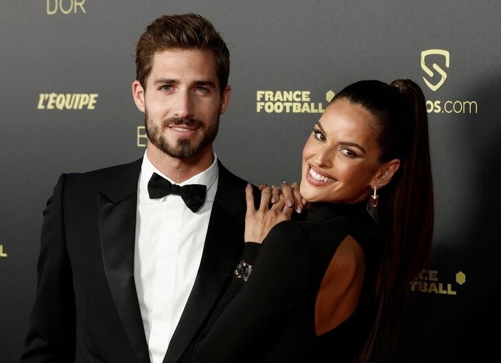 Kevin trapp i Izabel Goulart na ściance podczas ceremonii...