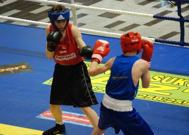 Walka w kategorii 52 kilogramy. W niebieskim kasku zwycięzca, Sebastian Karyś z Rushha Kielce.