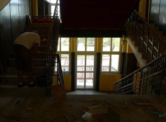 Obecnie trwają prace przy układaniu płytek na klatkach schodowych w Zespole Szkół numer 3. Szkoła bedzie miała też nowe posadzki na korytarzach i płytki na schodach.
