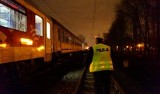 Tragiczne odkrycie przy torach kolejowych na radomskim Południu! Zginęła 30-letnia kobieta