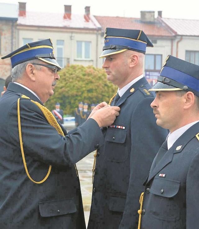 St. bryg. Marek Bębenek odznaczył st. kpt. Zbigniewa Kwintę i ogn. Przemysława Tomczyka (z prawej)