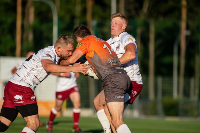 Rugby Białystok (na biało-czerwono) pokonali w najważniejszym meczu sezonu Miedziowych Lubin i w nagrodę świętowali awans do I ligi