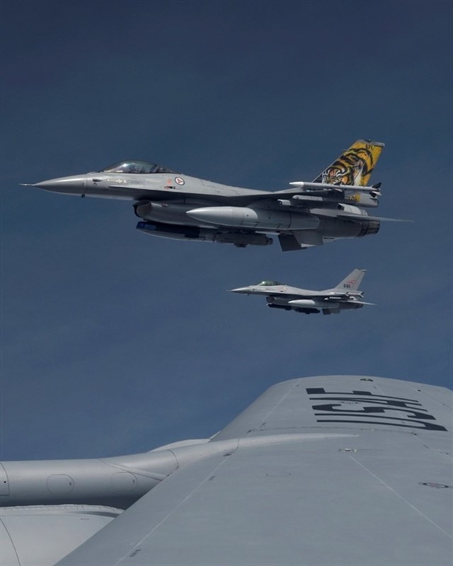 Dwa F-16 Fighting Falcons uczestniczące w szkoleniu  22 kwietnia 2015 w regionie Morza Bałtyckiego, obok Fly norweskie siły powietrzne. Trening  służy do dalszego rozwijania współpracy z państw członkowskich NATO i partnerów w regionie.