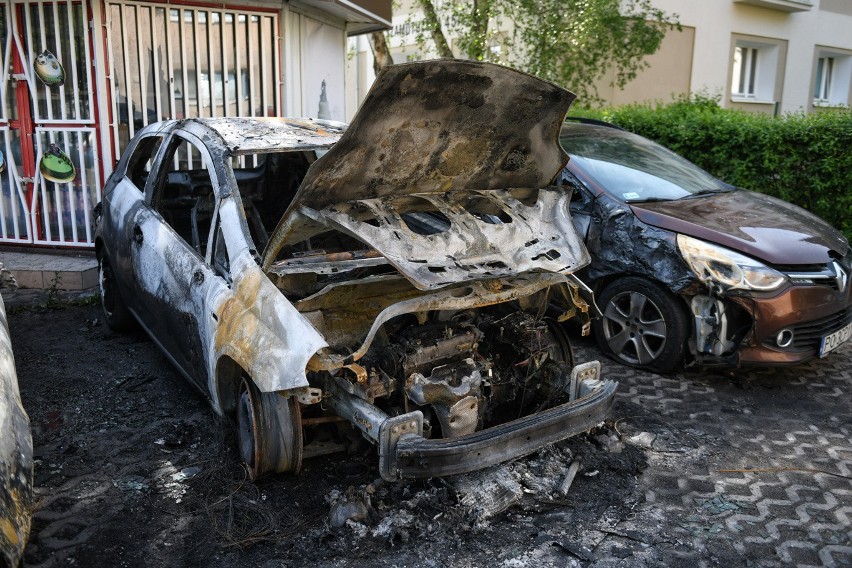 Spalone samochody przy ulicy Bukowskiej