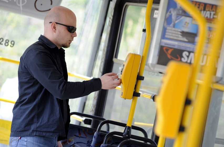 Mobilne urządzenia do wystawiania mandatów w pojazdach komunikacji miejskiej w Gdańsku. Pracownicy "Renomy" testują to rozwiązanie