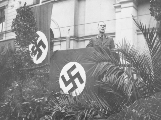 Jesień 1939 r. Werner Kampe, nadburmistrz Bydgoszczy, szef (kreisleiter) powiatowej  instancji NSDAP na trybunie ustawionej przed kościołem  pw. św. Ignacego Loyoli