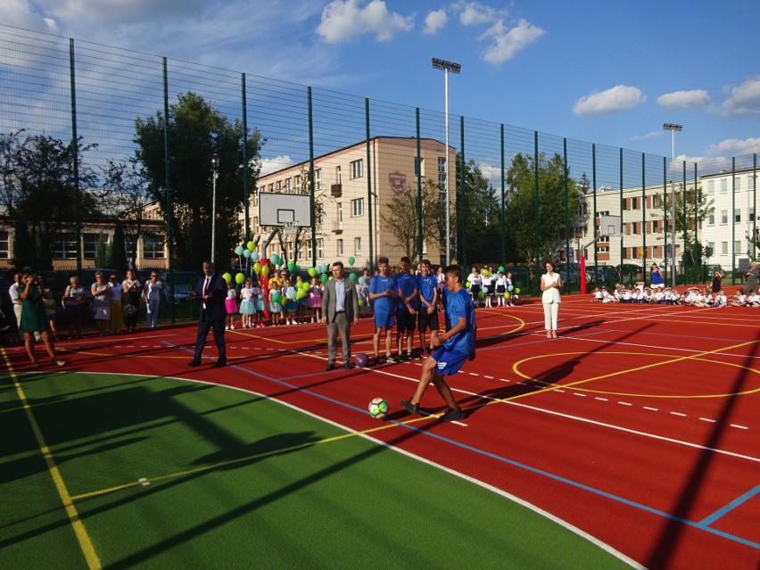 Uczniowie ostrowieckiej "czwórki" już cieszą się z nowego boiska. Kosztowało aż milion złotych [ZDJĘCIA]