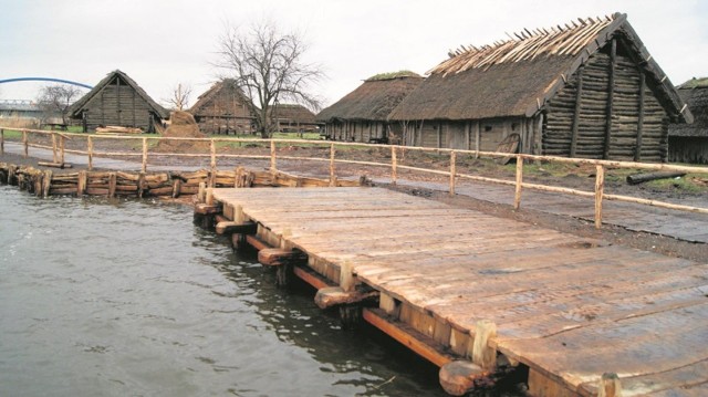 Tak wygląda odtworzony port z IX w. przy skansenie na Wyspie Ostrów Recławski. Jego konstrukcja powstała zgodnie z zachowaną historyczną wiedzą o sposobach budownictwa w tamtym czasie.