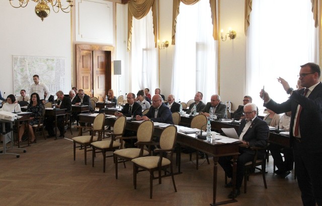 Podczas Sesji Rady Miejskiej prezydent Radomia Radosław Witkowski (stoi) przekonywał, że zaproponowany wariant inwestycji w przedsiębiorstwie Radpecu jest obecnie jedynym możliwym.