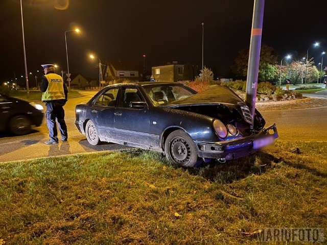 Policjanci ustalają, kto kierował samochodem, które uderzyło w drzewa na rondzie przy ul. Wygonowej w Opolu