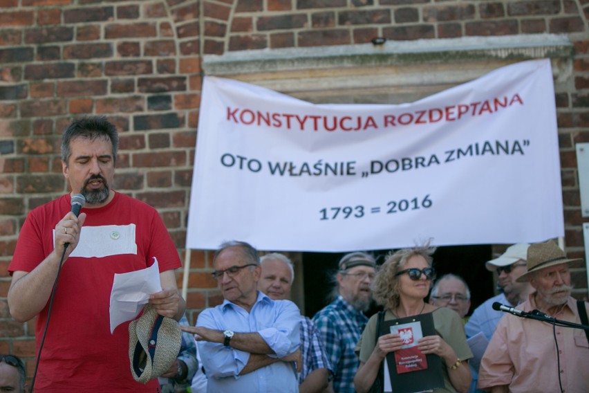 Kraków. Skromna manifestacja KOD na Rynku Głównym [ZDJĘCIA]